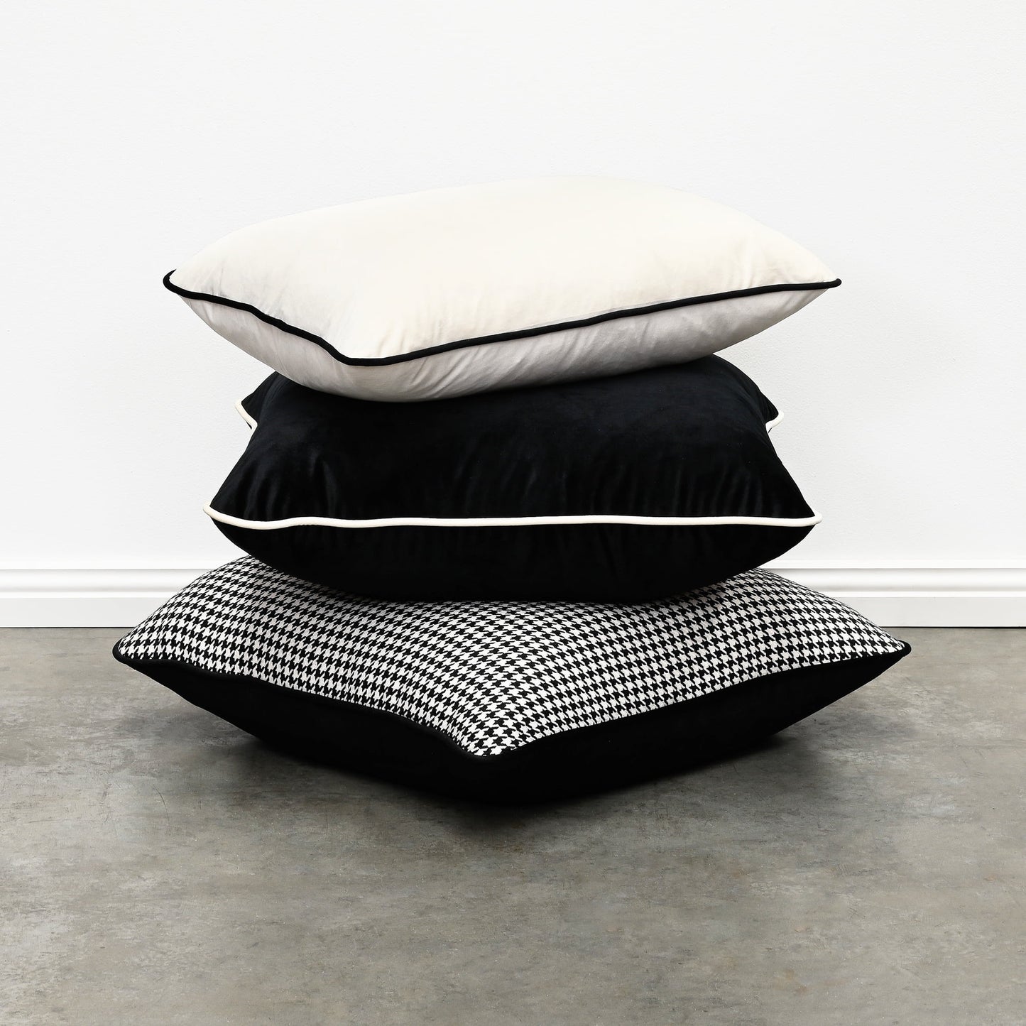 COCO PIPED VELVET LUMBAR CUSHION – BLACK ( WHITE PIPING )