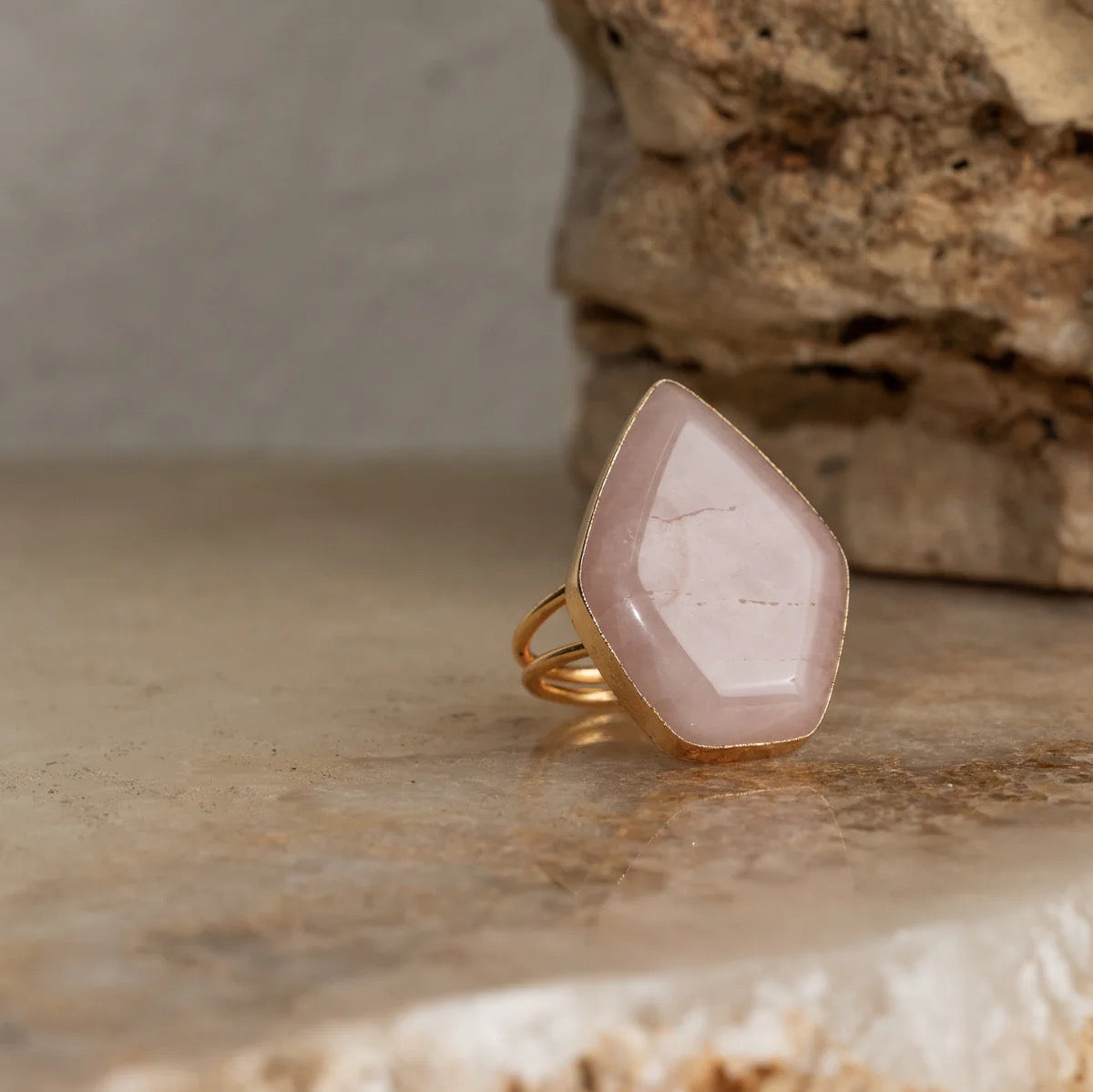 ILKA ROSE QUARTZ RING - GOLD PLATED