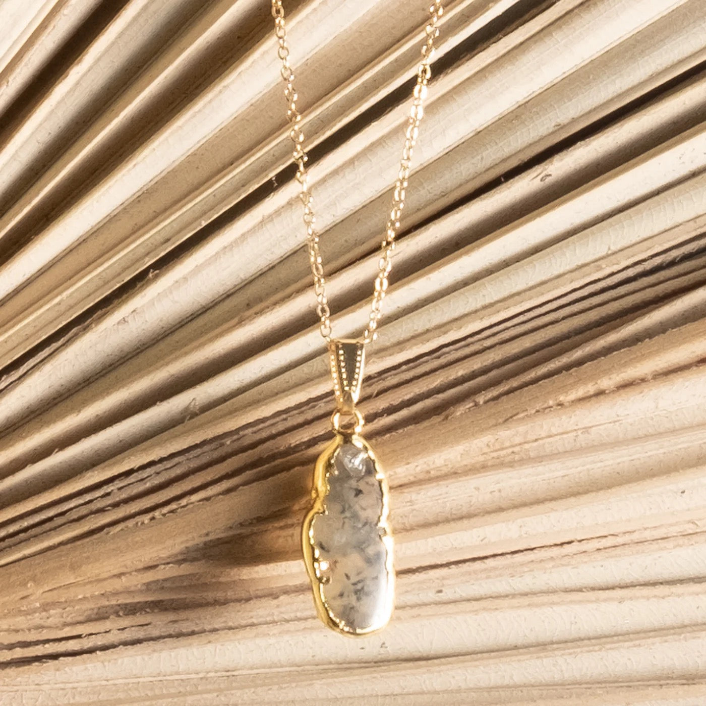 CLOUDY STONE NECKLACE - GOLD