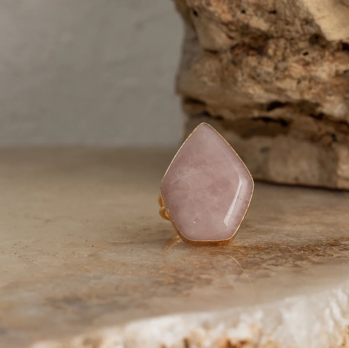 ILKA ROSE QUARTZ RING - GOLD PLATED